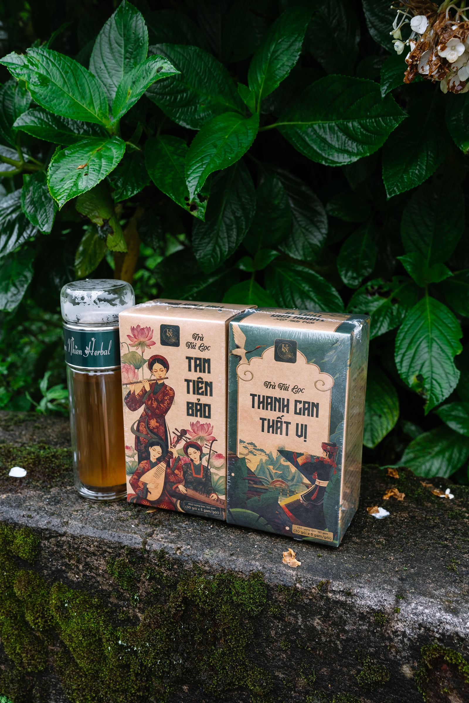 Combo 2 hộp trà Uyên Nhiên trên đá nền lá xanh